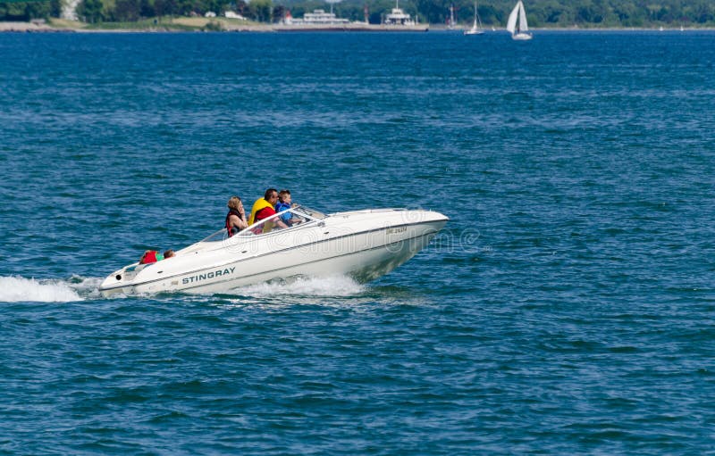Kreuzen in einem Motorboot stockfoto Kreuzen in einem Motorboot stockfoto