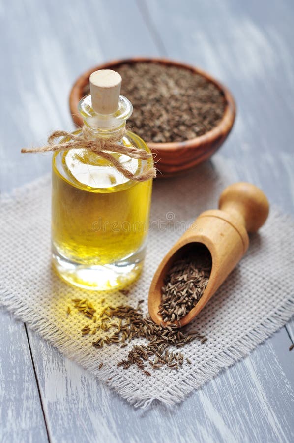 Kreuzkümmelöl in einer Glasflasche stockfoto