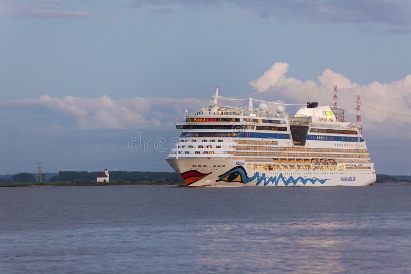 Kreuzschiff AIDAbella auf der Elbe lizenzfreie stockfotografie Kreuzschiff AIDAbella auf der Elbe lizenzfreie stockfotografie