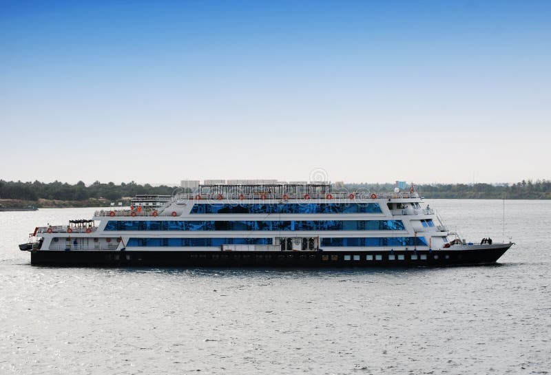 Kreuzschiff auf dem Nil, Ägypten Nil Kreuzfahrt stockfotografie Kreuzschiff auf dem Nil, Ägypten Nil Kreuzfahrt stockfotografie