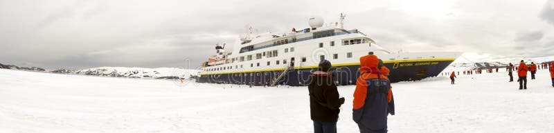Kreuzschiff, das schnelles Eis, die Antarktis rammt Kreuzschiff, das schnelles Eis, die Antarktis rammt