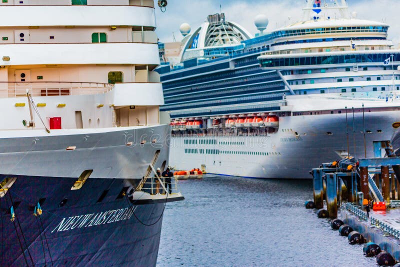 Kreuzschiff am Dock lizenzfreie stockfotos Kreuzschiff am Dock lizenzfreie stockfotos