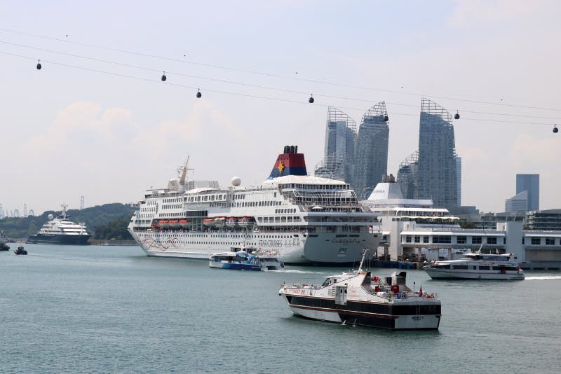 Kreuzschiffe und Drahtseilbahn, Singapur-Hafen lizenzfreies stockbild Kreuzschiffe und Drahtseilbahn, Singapur-Hafen lizenzfreies stockbild