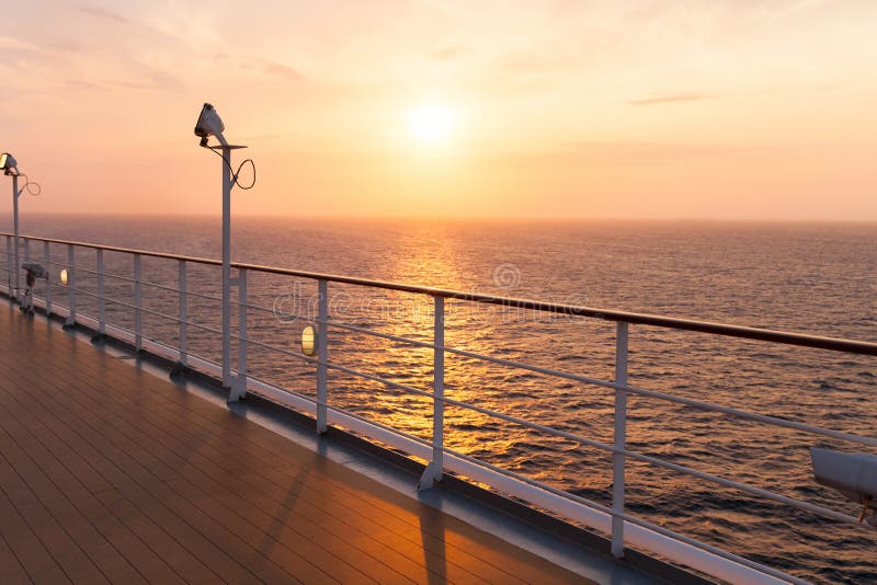Kreuzschiffsonnenaufgang lizenzfreies stockfoto Kreuzschiffsonnenaufgang lizenzfreies stockfoto