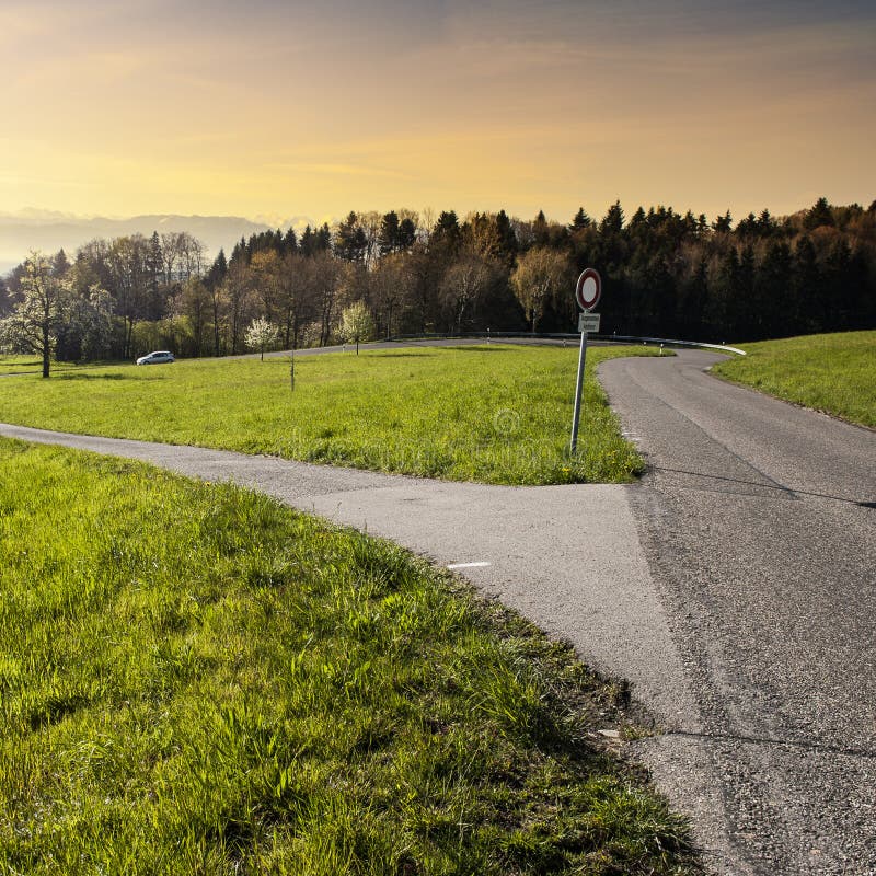 Kreuzungen mit einem Verkehrszeichen stockbilder Kreuzungen mit einem Verkehrszeichen stockbilder