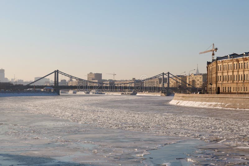 Krimbrug over de bevroren rivier stock afbeeldingen