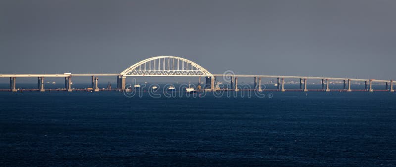 Krimbrug, weg over de Straat van Kertsj stock afbeeldingen