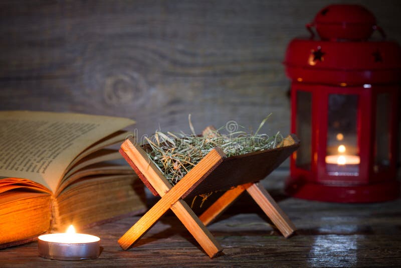 Krippenkrippenlaterne und -bibel im Nachtzusammenfassungs-Weihnachtshintergrund lizenzfreie stockfotos Krippenkrippenlaterne und -bibel im Nachtzusammenfassungs-Weihnachtshintergrund lizenzfreie stockfotos