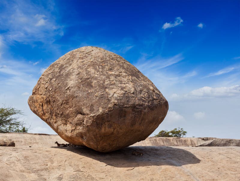 Krishna butterball - równoważenie skały gigantyczny naturalny kamień, Maha zdjęcie stock Krishna butterball - równoważenie skały gigantyczny naturalny kamień, Maha zdjęcie stock