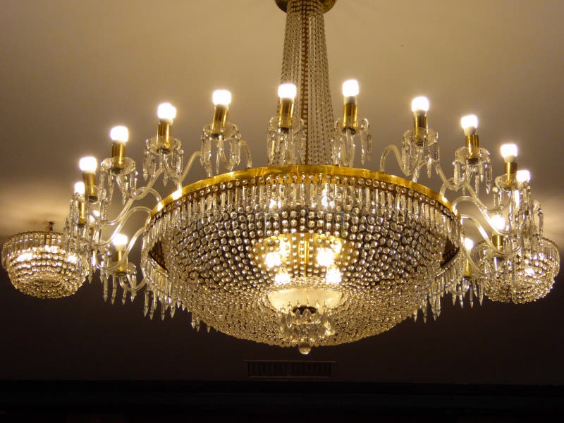 Kristalkroonluchter het hangen van het plafond binnen van het onafhankelijkheidspaleis royalty-vrije stock foto Kristalkroonluchter het hangen van het plafond binnen van het onafhankelijkheidspaleis royalty-vrije stock foto
