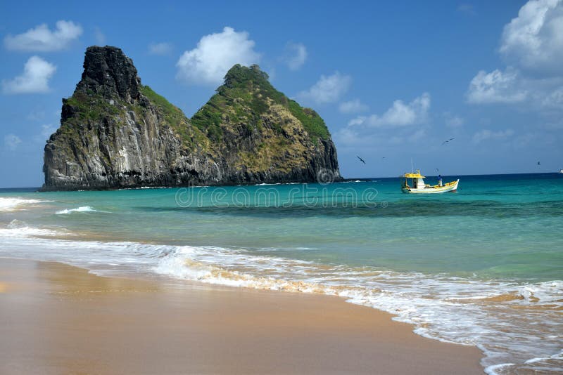Kristallijn overzees strand in Fernando de Noronha royalty-vrije stock fotografie Kristallijn overzees strand in Fernando de Noronha royalty-vrije stock fotografie
