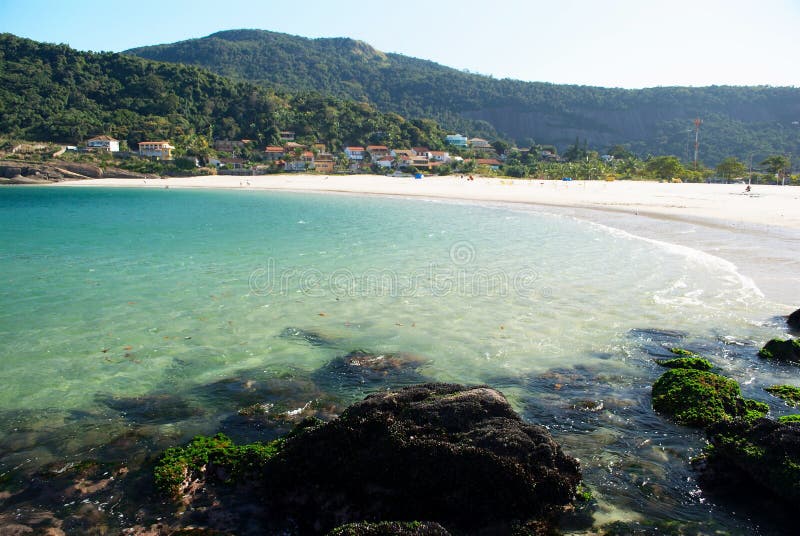 Kristallijn overzees strand in Niteroi, Rio de Janeiro stock afbeeldingen Kristallijn overzees strand in Niteroi, Rio de Janeiro stock afbeeldingen