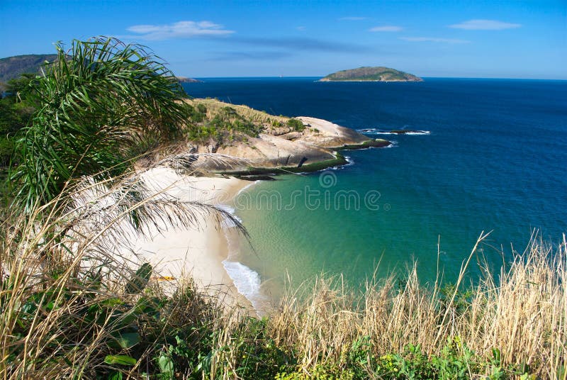 Kristallijn woestijnstrand in Niteroi, Rio de Janeiro stock fotografie Kristallijn woestijnstrand in Niteroi, Rio de Janeiro stock fotografie
