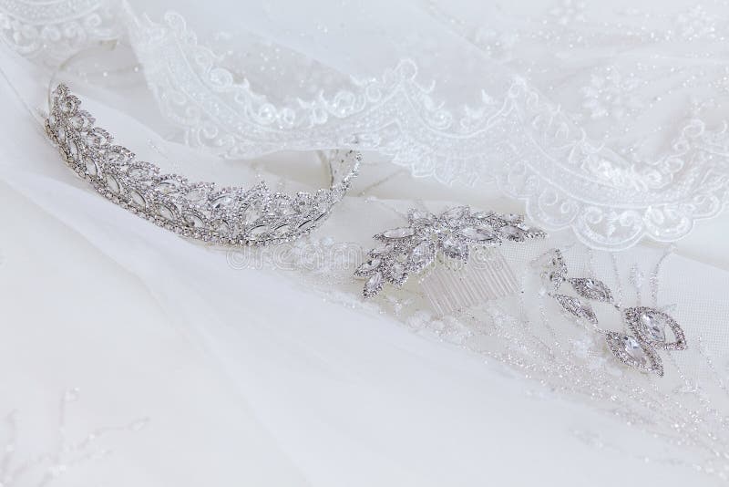 Kristallschmuck: Ohrringe, Haarnadel, Diadem auf einem weißen Heiratshintergrund lizenzfreie stockfotografie Kristallschmuck: Ohrringe, Haarnadel, Diadem auf einem weißen Heiratshintergrund lizenzfreie stockfotografie
