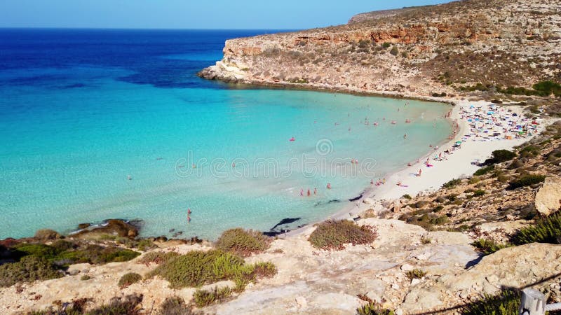 Kristalzee en verbazingwekkend strand eiland rabbijnen strand lampedusa italië