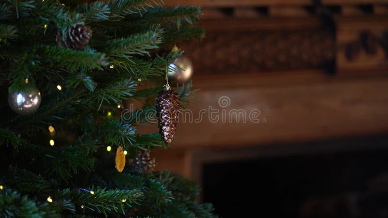 Kristmas-grödträd som dekorerats med nya leksaker i ett gammalt slott med en kamera