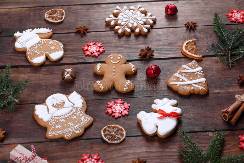 Kristmas-sativa gingerbröd som gjorts hemma på ett mörkt bord fotografering för bildbyråer