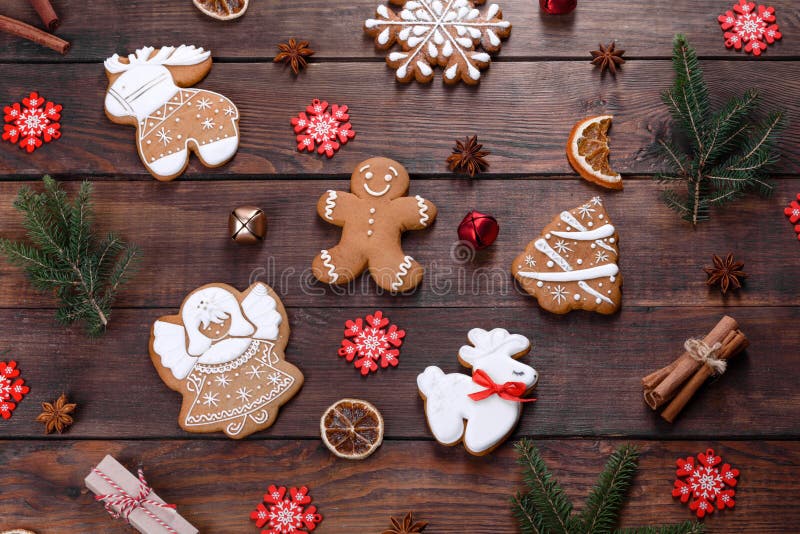 Kristmas-sativa gingerbröd som gjorts hemma på ett mörkt bord arkivfoton