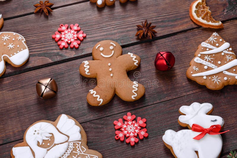 Kristmas-sativa gingerbröd som gjorts hemma på ett mörkt bord royaltyfria bilder