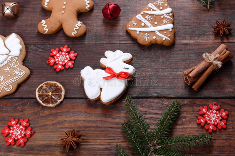 Kristmas-sativa gingerbröd som gjorts hemma på ett mörkt bord arkivbilder