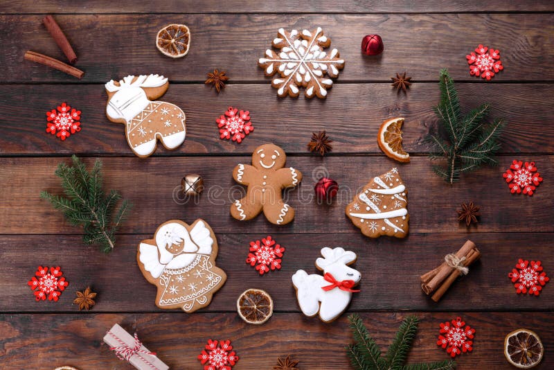 Kristmas-sativa gingerbröd som gjorts hemma på ett mörkt bord royaltyfri foto