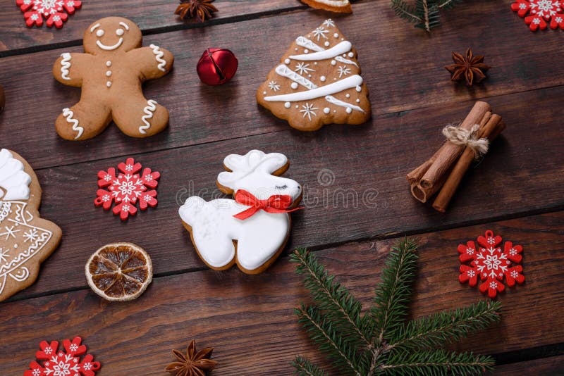 Kristmas-sativa gingerbröd som gjorts hemma på ett mörkt bord arkivfoto