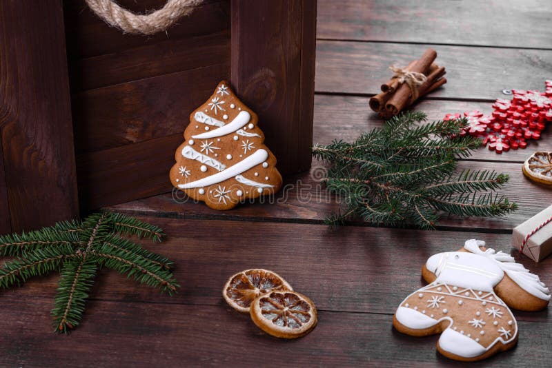 Kristmas-sativa gingerbröd som gjorts hemma på ett mörkt bord royaltyfria bilder