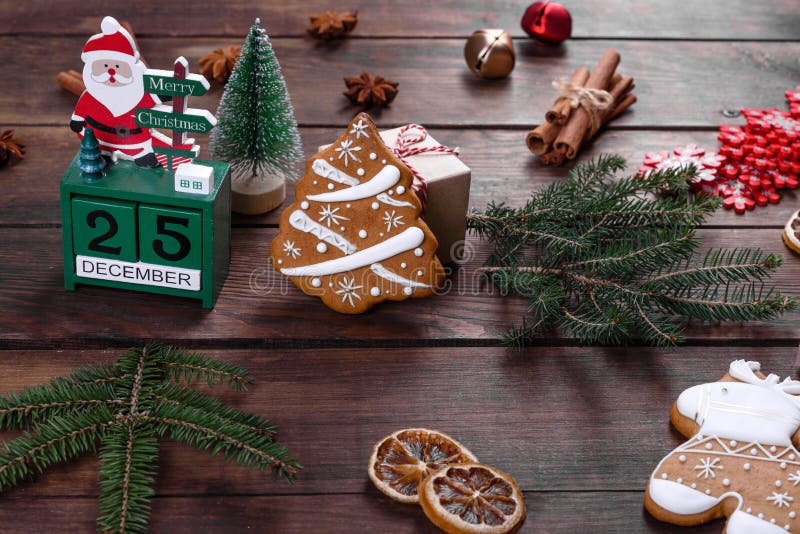 Kristmas-sativa gingerbröd som gjorts hemma på ett mörkt bord arkivbild
