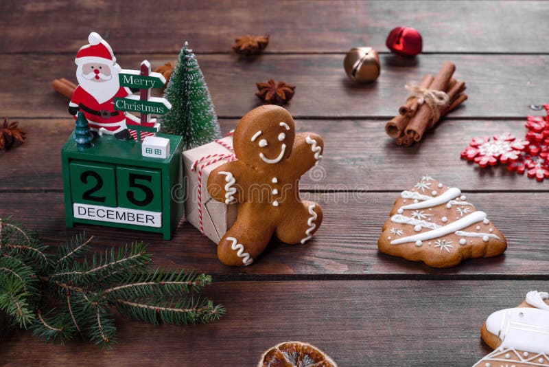 Kristmas-sativa gingerbröd som gjorts hemma på ett mörkt bord arkivfoto