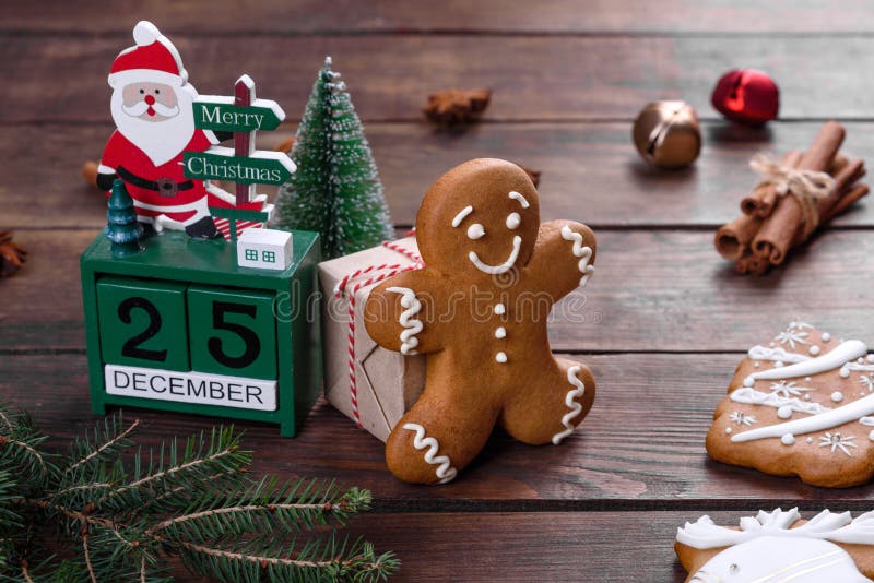 Kristmas-sativa gingerbröd som gjorts hemma på ett mörkt bord arkivfoto