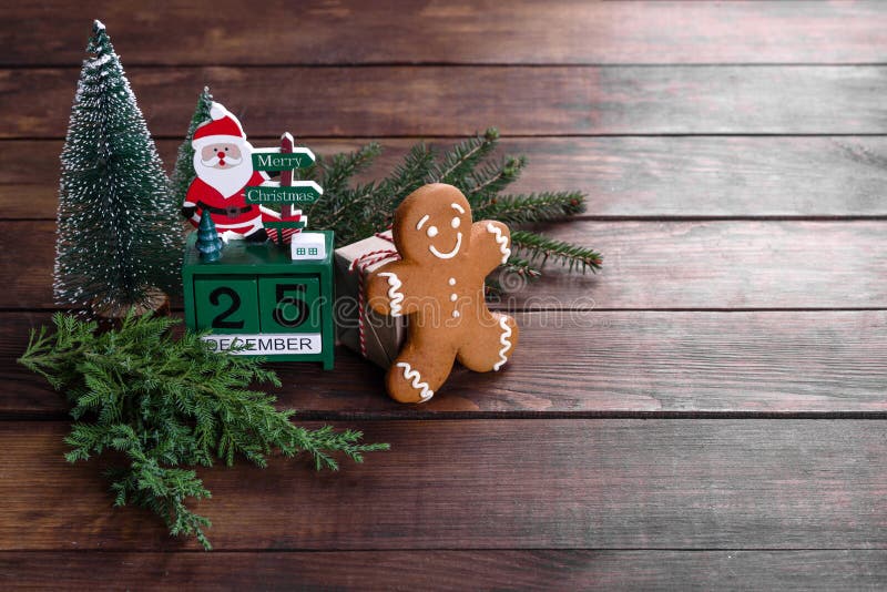 Kristmas-sativa gingerbröd som gjorts hemma på ett mörkt bord royaltyfria bilder