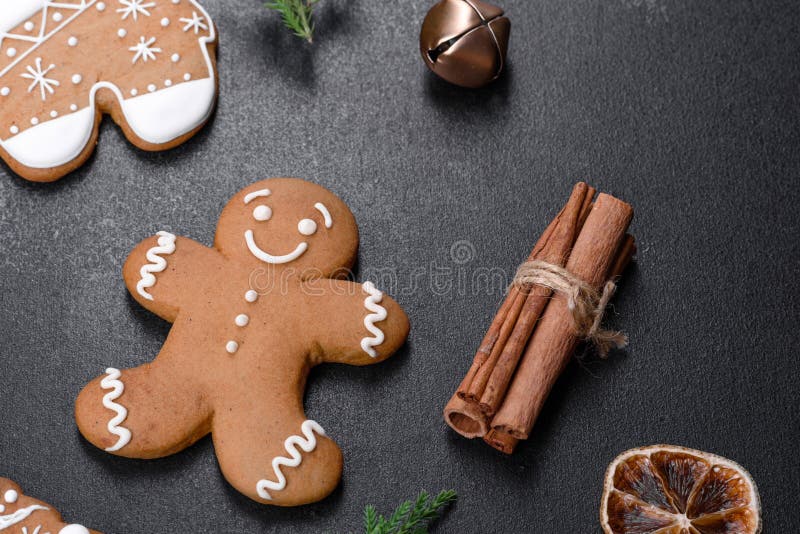 Kristmas-sativa gingerbröd som gjorts hemma på ett mörkt bord royaltyfri fotografi