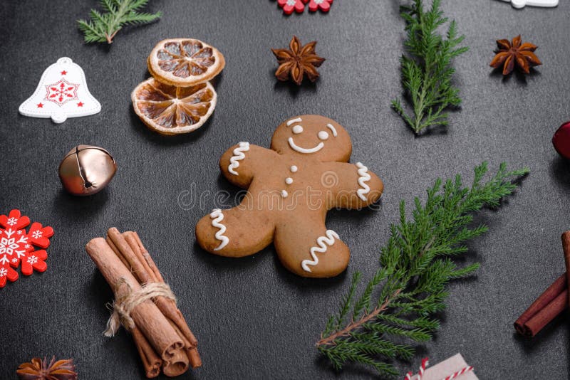 Kristmas-sativa gingerbröd som gjorts hemma på ett mörkt bord royaltyfri fotografi