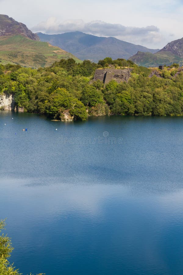 Kritisera villebrådsjön med Snowdon arkivbilder Kritisera villebrådsjön med Snowdon arkivbilder
