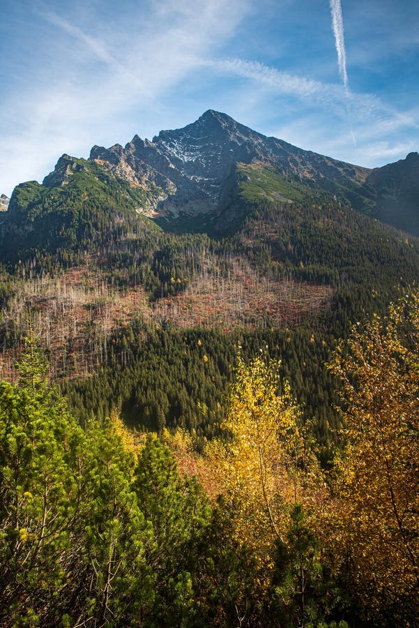 Vrchol hory Kriváň v podzimních Vysokých Tatrách na Slovensku