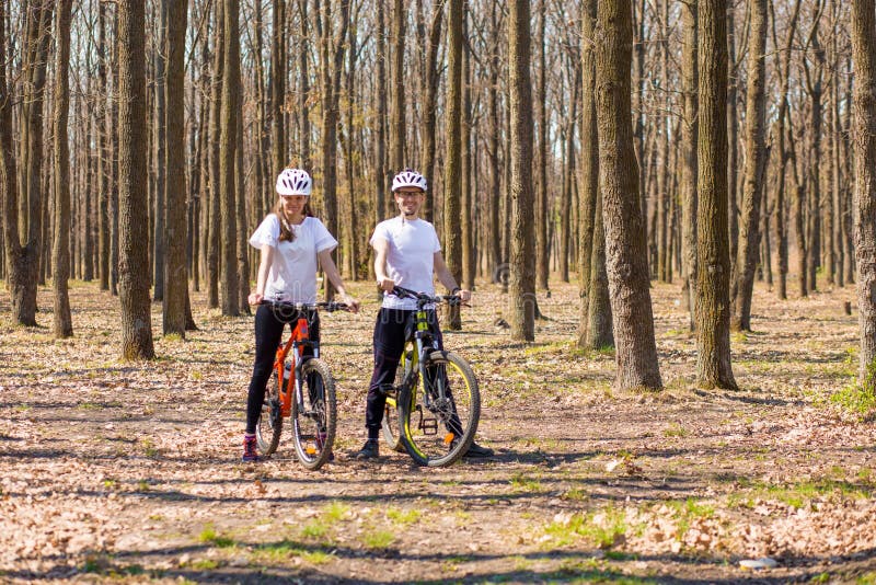 Krivoy Rog, de Oekra?ne - April 9, 2019: Gelukkige paar berijdende fietsen buiten, het gezonde concept van de levensstijlpret oef royalty-vrije stock afbeeldingen Krivoy Rog, de Oekra?ne - April 9, 2019: Gelukkige paar berijdende fietsen buiten, het gezonde concept van de levensstijlpret oef royalty-vrije stock afbeeldingen