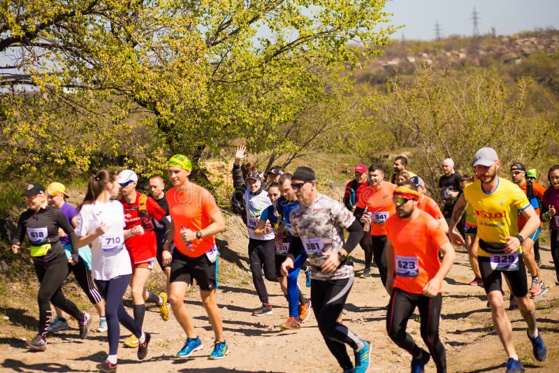 Krivoy Rog, Ουκρανία - 21 Απριλίου 2019: Τρέχοντας άνθρωποι φυλών μαραθωνίου που ανταγωνίζονται στην ικανότητα και τον υγιή ενεργ στοκ φωτογραφίες με δικαίωμα ελεύθερης χρήσης Krivoy Rog, Ουκρανία - 21 Απριλίου 2019: Τρέχοντας άνθρωποι φυλών μαραθωνίου που ανταγωνίζονται στην ικανότητα και τον υγιή ενεργ στοκ φωτογραφίες με δικαίωμα ελεύθερης χρήσης