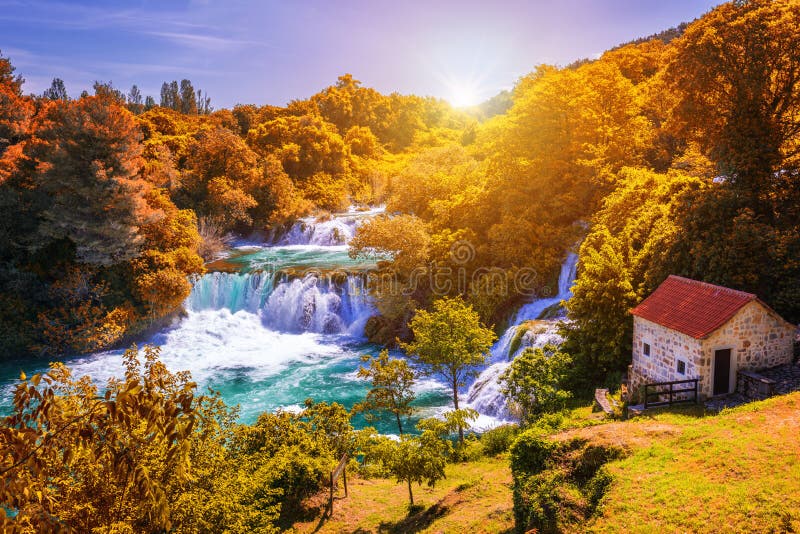 Krka park narodowy z jesień kolorami drzewa, sławny podróży miejsce przeznaczenia w Dalmatia Chorwacja Krka siklawy w Krka