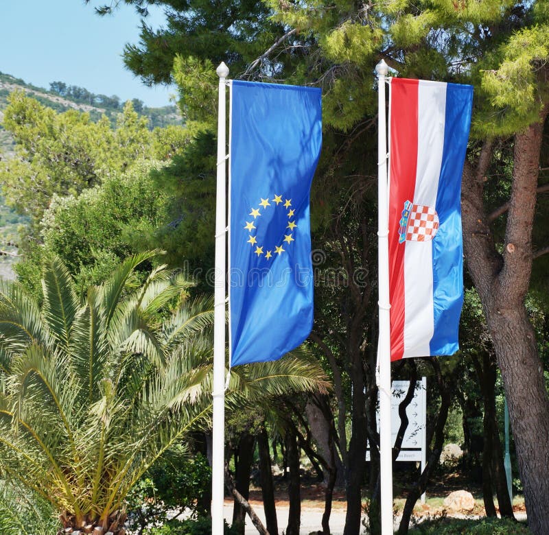 Kroat- och européflaggorna som svävar sidan - förbi - sida arkivbilder Kroat- och européflaggorna som svävar sidan - förbi - sida arkivbilder
