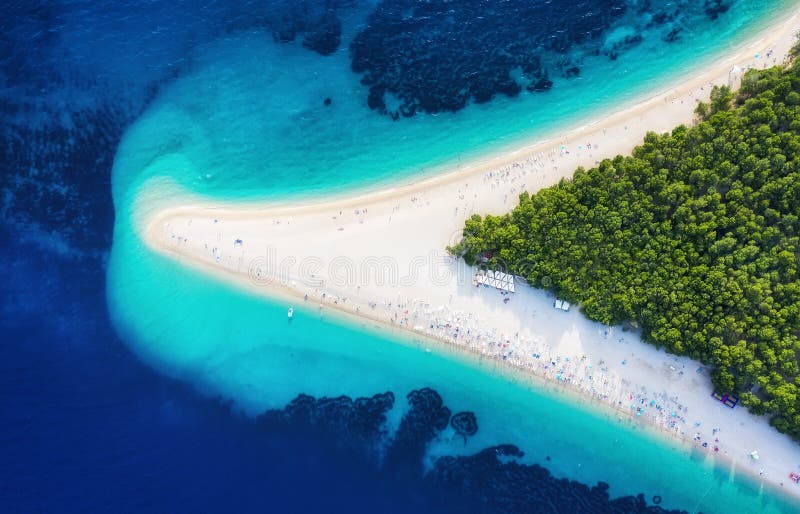 Kroatien Hvar ö, Bol Den panorama- flyg- sikten på Zlatnien tjaller Strand och hav från luft Berömt ställe i Kroatien Sommarseasc arkivfoton Kroatien Hvar ö, Bol Den panorama- flyg- sikten på Zlatnien tjaller Strand och hav från luft Berömt ställe i Kroatien Sommarseasc arkivfoton