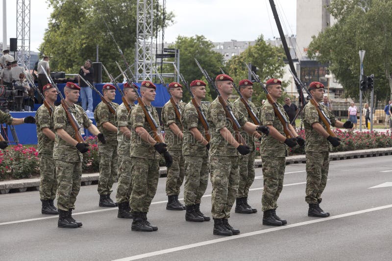 Kroatische Armeeparade redaktionelles stockfoto. Bild von bajonett