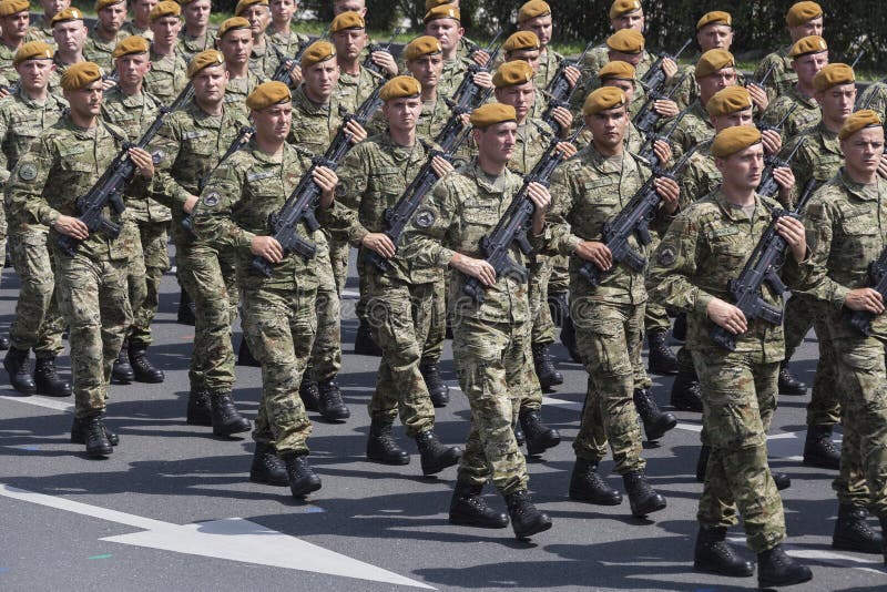 Kroatische Armeeparade redaktionelles bild. Bild von frau - 57408660