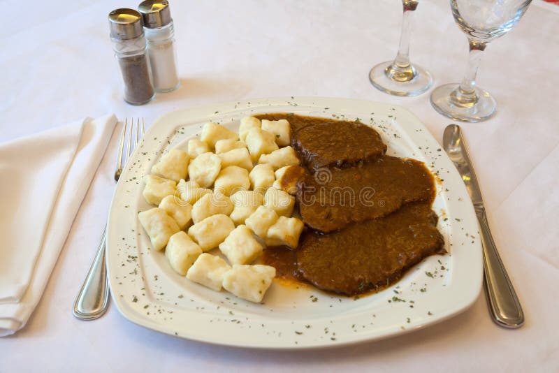 Kroatische traditionele keuken, Pasticada met Gnocchi stock foto's Kroatische traditionele keuken, Pasticada met Gnocchi stock foto's