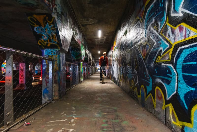 Krog-Straßen-Tunnel stockbilder