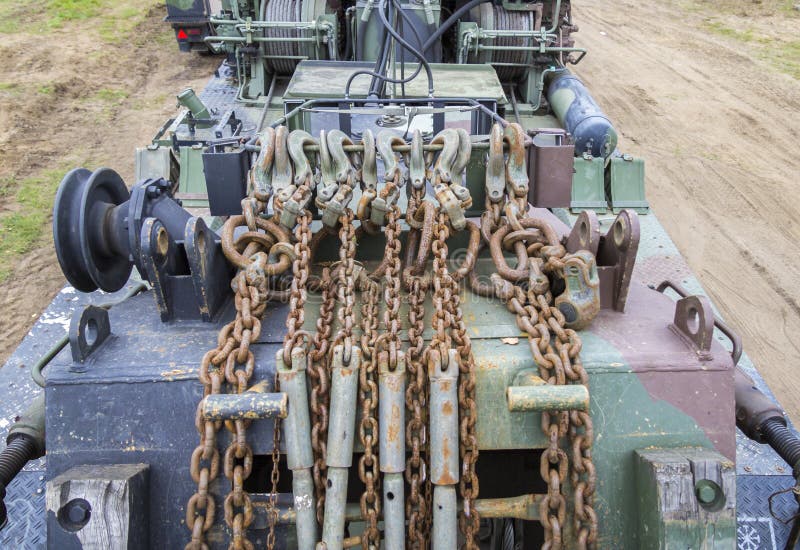 Krokar på en kedja på en tysk militär transport åker lastbil royaltyfri fotografi Krokar på en kedja på en tysk militär transport åker lastbil royaltyfri fotografi
