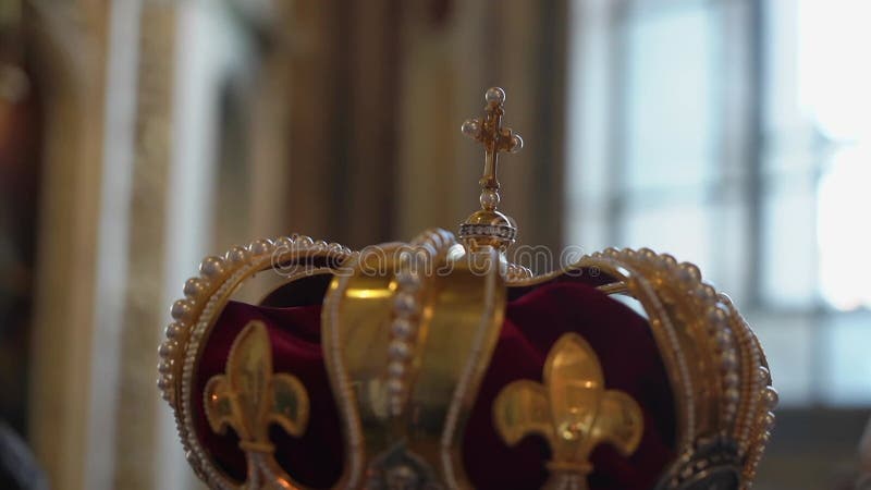 Kronen in de kerk op de bruiloft. orthodoxe katholieke kathedraal.