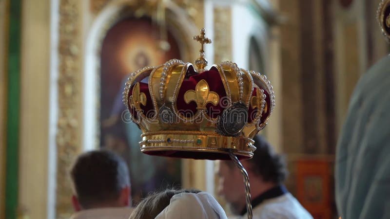 Kronen in de kerk op de bruiloft. orthodoxe katholieke kathedraal.