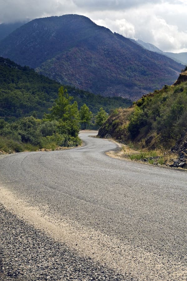 Bochtige weg in de bergen stock afbeeldingen
