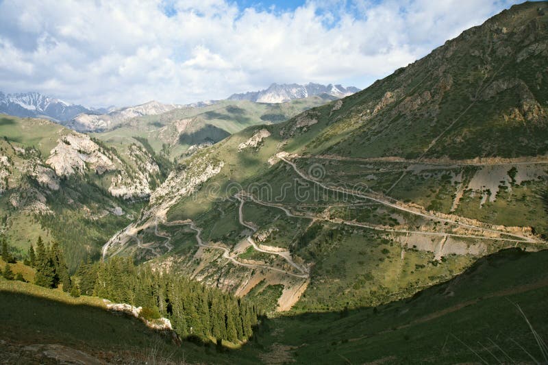 Bochtige weg in het Tian Shan-gebergte royalty-vrije stock afbeelding