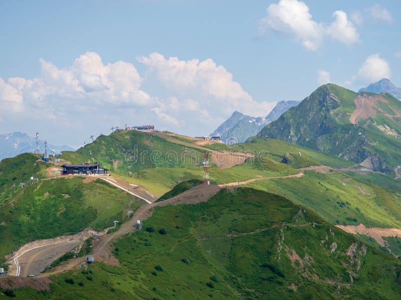 Kronkelige weg tot de bovenkant van een hoge bergketen met kabelwagens Krasnaya Polyana, Sotchi, de Kaukasus, Rusland royalty-vrije stock foto's Kronkelige weg tot de bovenkant van een hoge bergketen met kabelwagens Krasnaya Polyana, Sotchi, de Kaukasus, Rusland royalty-vrije stock foto's